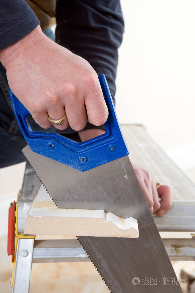 中成年男性木工锯木切割镜头